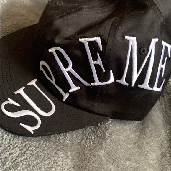 Supreme Arc Logo 6-Panel Black Hat - Picture 4 of 5
